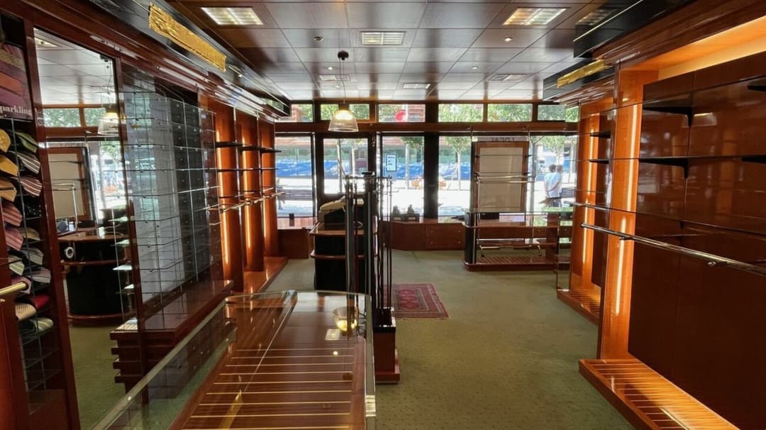 1238 – Commerce – 890000CHF – 102m²