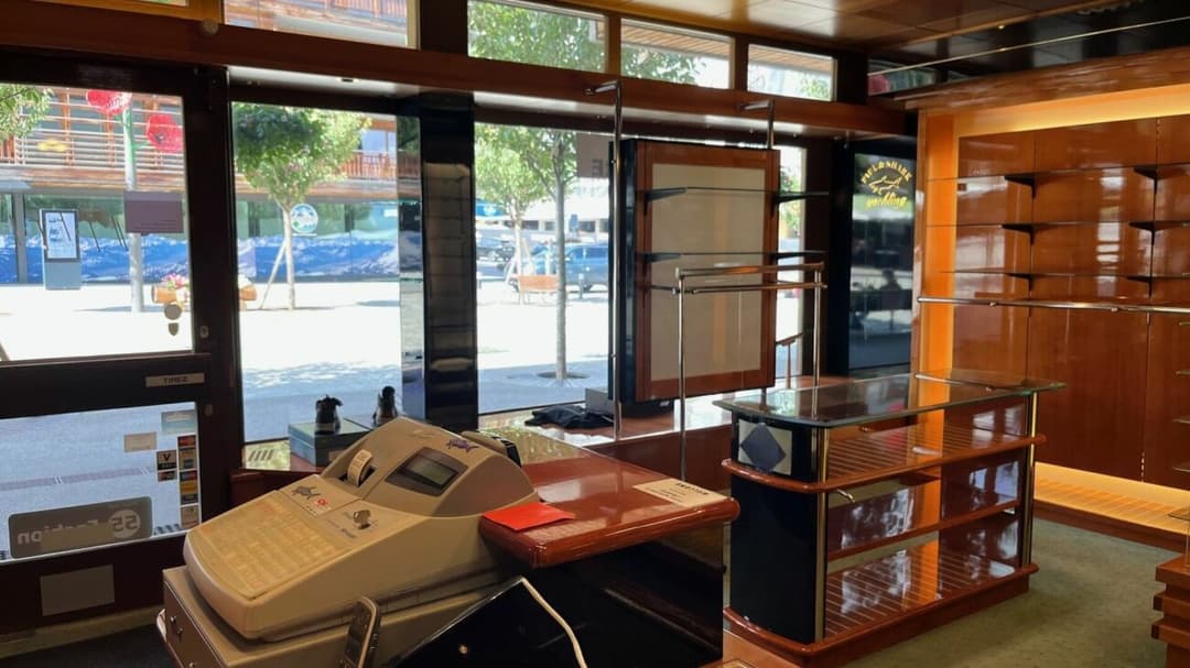 1238 – Commerce – 890000CHF – 102m²