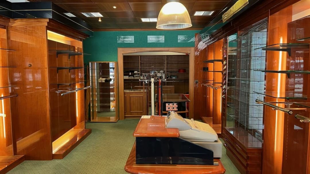 1238 – Commerce – 890000CHF – 102m²