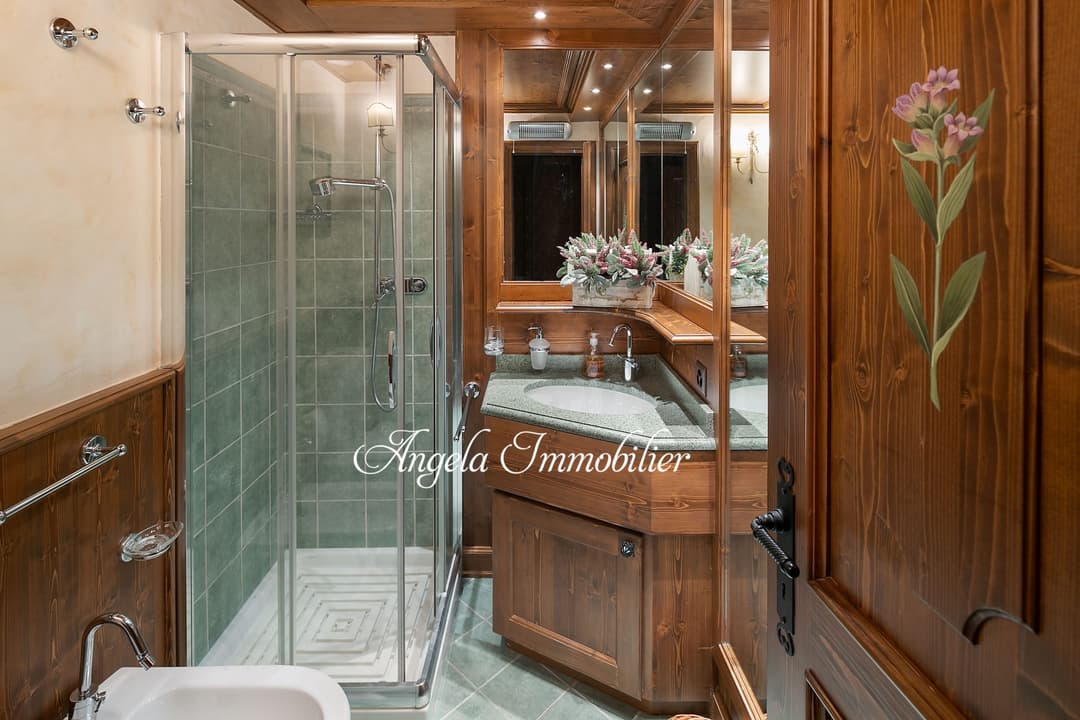 1735 – Appartement 5 pièces – 200 m²