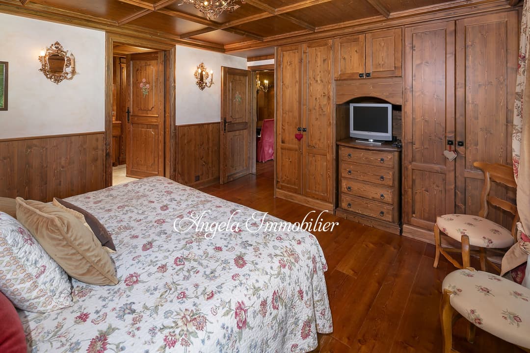 1735 – Appartement 5 pièces – 200 m²