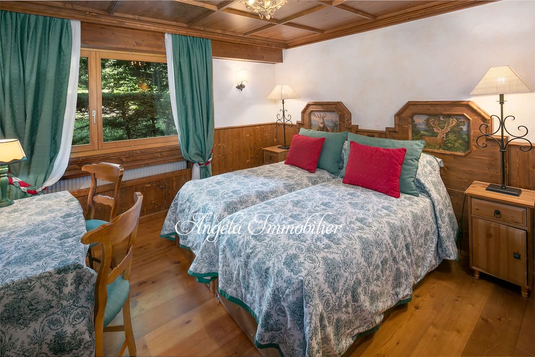 1735 – Appartement 5 pièces – 200 m²