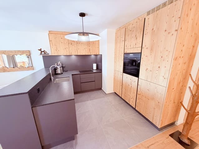 1883 – Appartement 4 pièces – 5 000CHF – 101m²